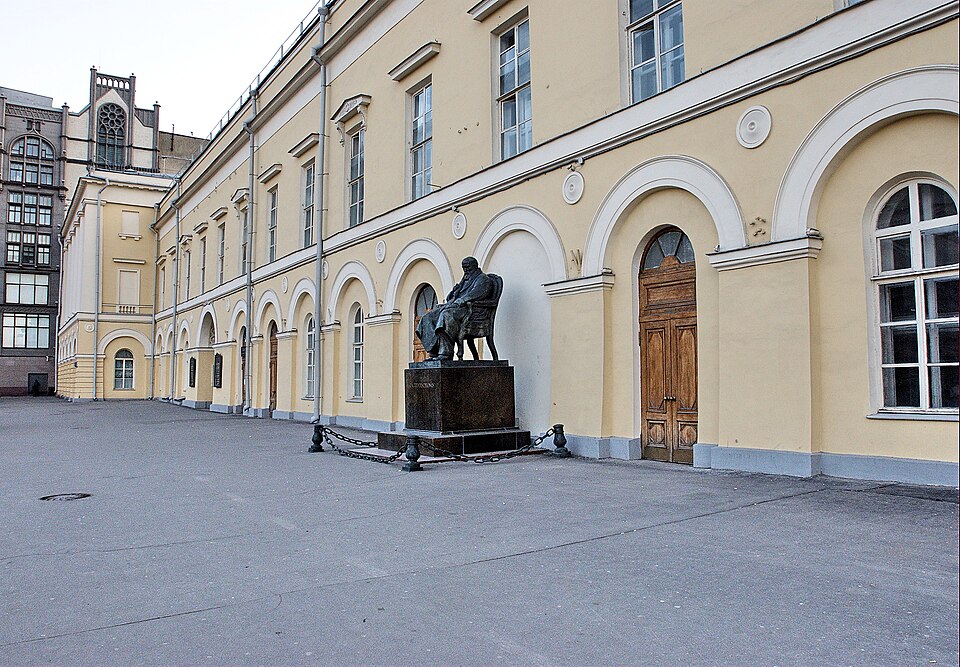 Памятник Островскому у Малого театра